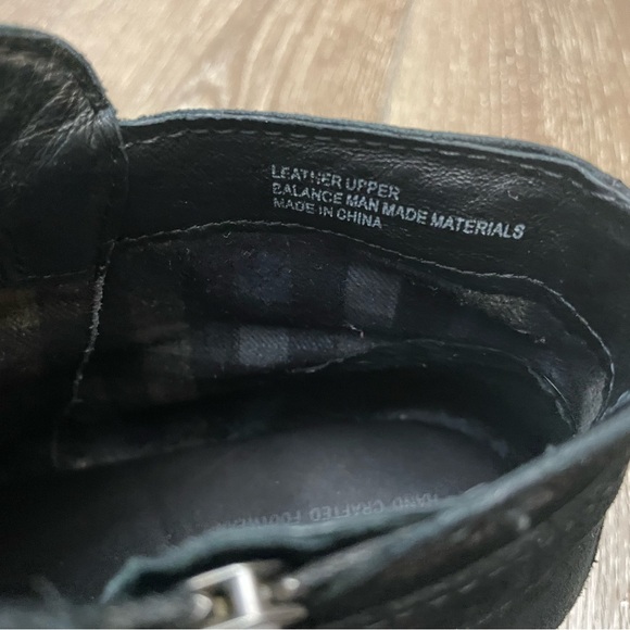 LADIES BORN DISTRESSED LEATHER ANKLE BOOTS - SIZE 9, BLACK. - Picture 5 of 7